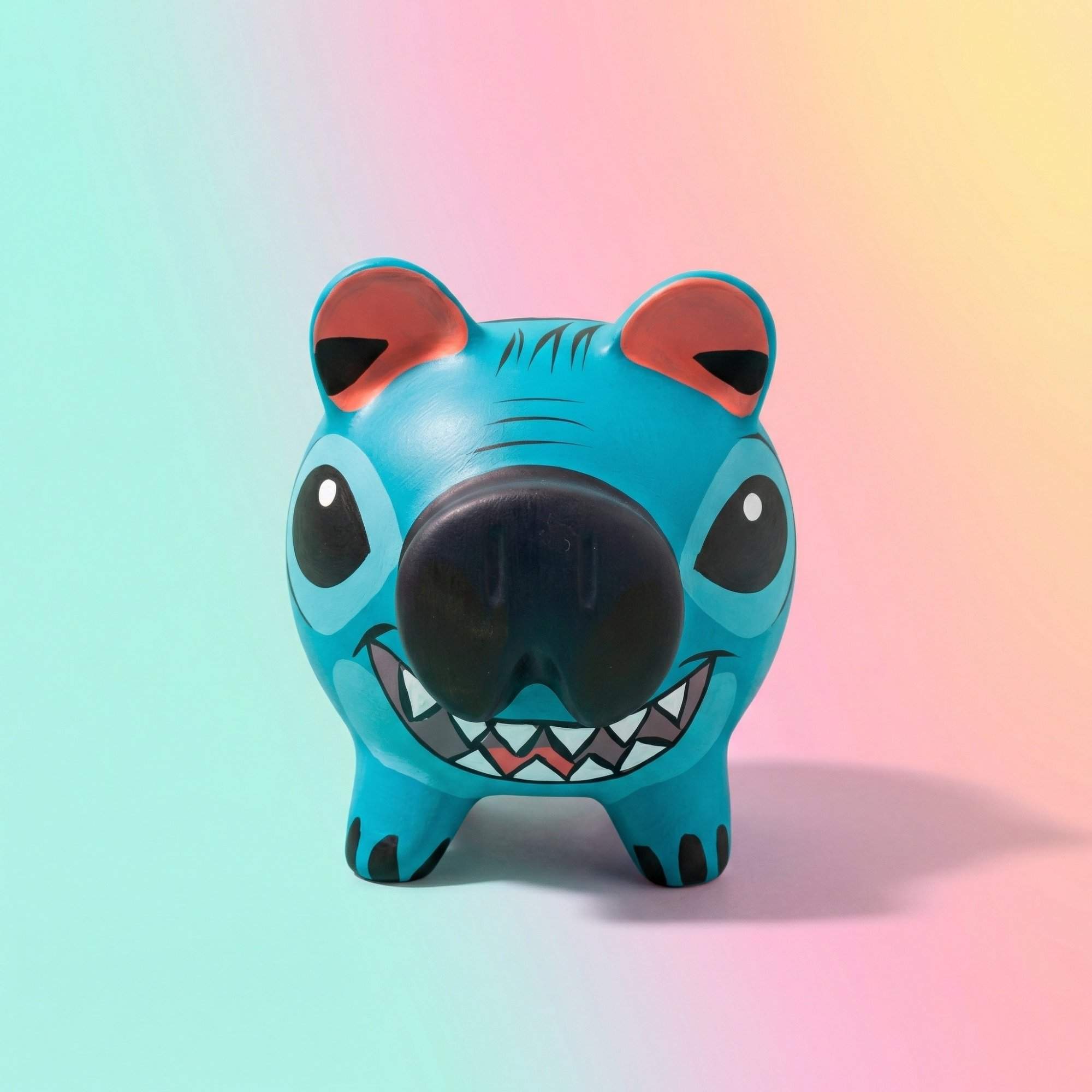 Proceso de pintado a mano de alcancía de cerámica